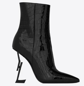 Nouveaux chaussons Opyum dans le cuir breveté d'alligator avec des talons de serpent à talon noir