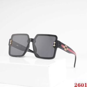 Nieuwe overzeese zonnebril met groot frame en gestreepte benen, klassieke modebril 2601