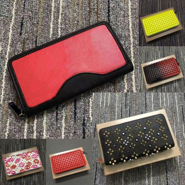 Nuevo estilo de embrague con púas con paneles Carteras de mujer con fondo rojo Monedero de hombre Carteras de mujer Bolso de remaches de colores mezclados de charol Embragues Bolsos largos de dama con bolsos de púas