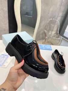 Nieuwe lakleren loafers Casual schoenen dames Zakelijke schoenen met koeienhuid voering voor comfort en ademend vermogen Basketbalschoenen loopschoenen sneakers sandaal