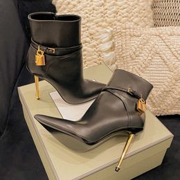 Nouveau modèle Gold Lock Key Décoration Bottes à talons hauts Chaussures à glissière latérale Bout pointu Bottines à talons aiguilles Cuir de veau noir Botte de mode Chaussure de créateurs de luxe pour femmes