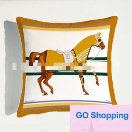 Nouveau modèle léger luxe cheval série oreillers carrés Holland velours super doux échantillon décoration de la salle impression housse de coussin Quaitly