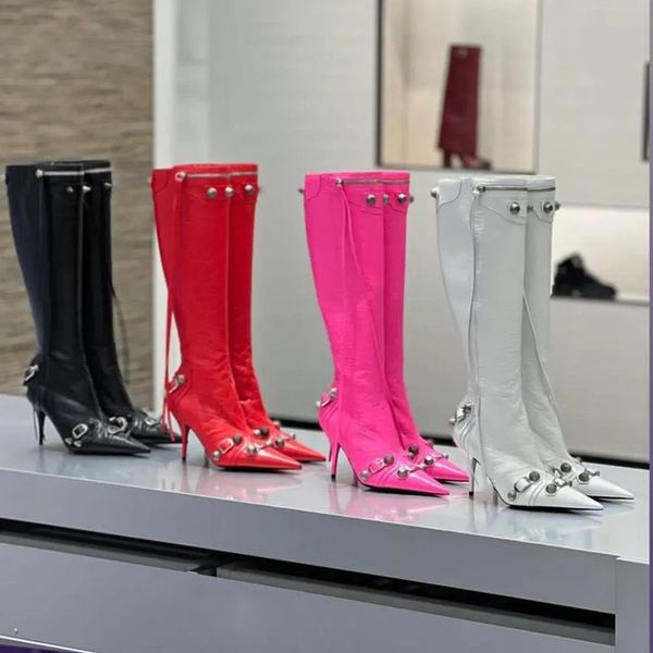 nouveau modèle bottes hauteur genou en cuir blanc couleur pistolet vintage boucle filetée décoration fermeture éclair latérale bout pointu pompon bottes à talons hauts mode de créateur de luxe