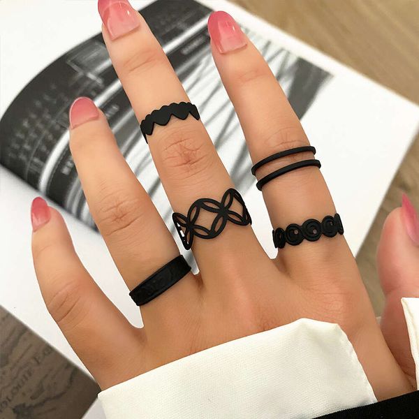 Nuevo conjunto de 5 piezas para mujeres de Peach Heart Women con un sentido de diseño de un anillo abierto geométrico geométrico negro y único creativo pequeño y único