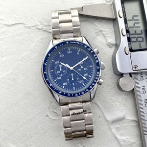 Nuevo reloj de cuarzo de marca europea popular con correa de acero y calendario al mismo precio
