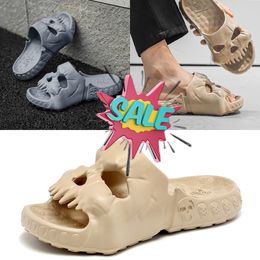 Nuevos zapatos populares de EVA, sandalias con pies de calavera, zapatos de playa de verano en negro y azul para hombre, zapatillas transpirables GAI 40-45