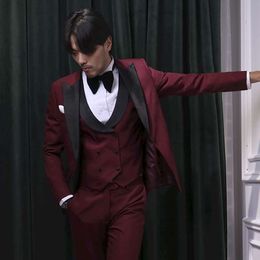 Nouveau populaire un bouton Bourgogne marié Tuxedos Peak revers hommes fête de mariage garçons d'honneur 3 pièces costumes (veste + pantalon + gilet + cravate) K98