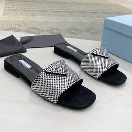 Nuevas y populares zapatillas con diamantes de imitación, sandalias, estrellas de celebridades netas con la misma extravagancia clásica de moda, todo combina con un solo producto, sandalias de diseñador famosas.