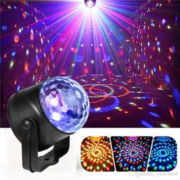 Nuevas luces de escenario láser portátiles RGB Iluminación de siete modos Mini DJ Laser con control remoto para proyector de club de fiesta de Navidad