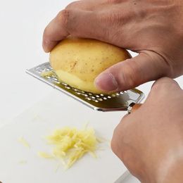 Nuevo rallador de queso de papa a rallado de zanahoria rallador de metal herramienta pelado de papa con mango de queso de madera tablero de queso para rallador para cocina