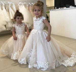 Nieuwe prinses bloemenmeisjes jurken voor bruiloften pure juweel nek tule appliques cap mouwen open terug verjaardag kinderen optocht jurken