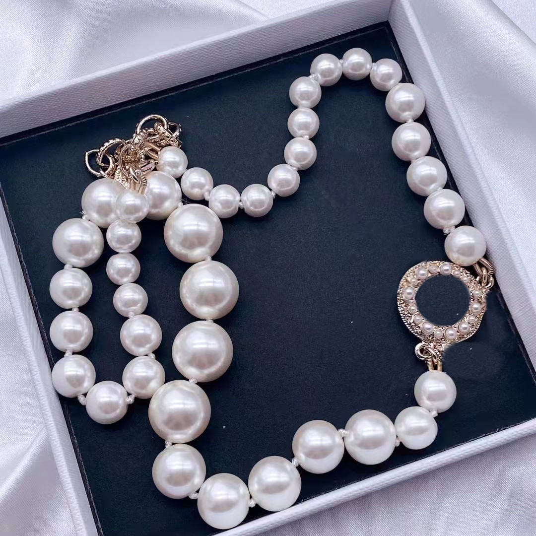 Designerkedjan halsband Ny produkt eleganta pärlhalsband vilda modekvinna halsband utsökta smycken leverans