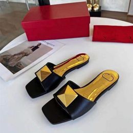 Nieuwe piramide hardware decoratieve knop mode slippers Europese en Amerikaanse stijl dames sandalen sandalen platte schoenen