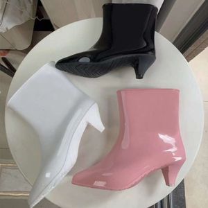 Nuevas botas de lluvia Diseñador para mujer Botas de tobillo impermeables de goma Negro Blanco Media bota Parte superior clásica 510