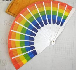 Nieuwe Rainbow Hand Held Folding Fan Zijde Folding Hand Fan Vintage Style Rainbow Design Held Fans voor verjaardag Afstuderen Vakantie
