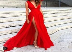 Nouvelles robes de soirée rouges Deep Vneck Sweep Train Piping Slip Split Modern Long jupe pas cher transparente Prom Formel Robes Pageant DR5302677