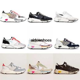 Nouvelles versions Italie Deluxe Femmes Sneakers Running Sole Chaussures Classique Blanc Do-old Sequin Dirty Designer Super star Man Trainers224S