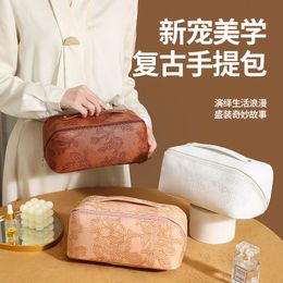 Nouveau sac de cosmétique rétro Sac de rangement imperméable Sac de rangement Cosmetic Sac Cosmetic Sac de grande capacité Sense haut de gamme