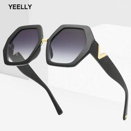 Nouveau Losange Mode Dames Lunettes De Soleil Personnalité V Lettre Shopping Lunettes PC Lentille Antiéblouissante Lunettes 1669 Grand Cadre Extérieur13688054