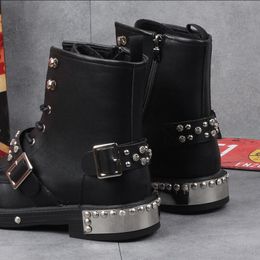 Nieuwe Rivet Flat 2022 Spot Black Boots Winter Heeled Heren Round Head Adhesive Martin Zapatos HOMBRE B34 919 830