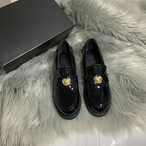 Nouveau Tête Ronde Femmes Robe Chaussures De Luxe Designer Amour Boucle En Métal Lettre Signe Mocassins Chaussure En Cuir Laqué Semelle Épaisse Supérieure Anti diapositives Dames Chaussures En Cuir De Veau