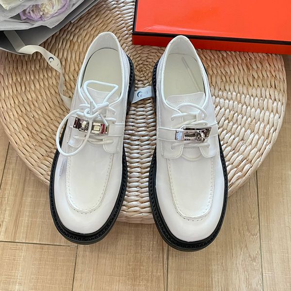 Nouvelles chaussures habillées à tête ronde pour femmes Designer de luxe Boucle de verrouillage classique Mocassins antidérapants Chaussures Semelle épaisse Talon épais En cuir véritable Grande semelle Chaussures en cuir de veau pour dames