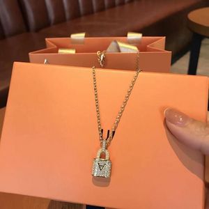 Nouveau collier de petite serrure en argent S925 pour la mode féminine, pendentif de charme de petit style, chaîne de collier douce et cool avec des cadeaux de bijoux1
