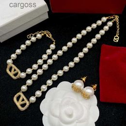 Nuevas ventas Diseñador de lujo Collar de perlas Pulsera Pendientes Alfabeto clásico con incrustaciones de circón Conjunto de joyería de moda Fiesta de banquete de boda Regalos de alta calidad 2M8H 2M8H