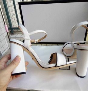 Nieuwe Sandalen Aankomst 2023 Lakleer Sensatie Hakken Vrouwen Unieke Designer Puntschoen Jurk Trouwschoenen Sexy GUCCI schoenen Letters hak