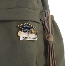 Nouvelle saison Bachelor's Shape Metal Paint Emblème Vêtements Backpack Decoration Pins Student Graduation Gift