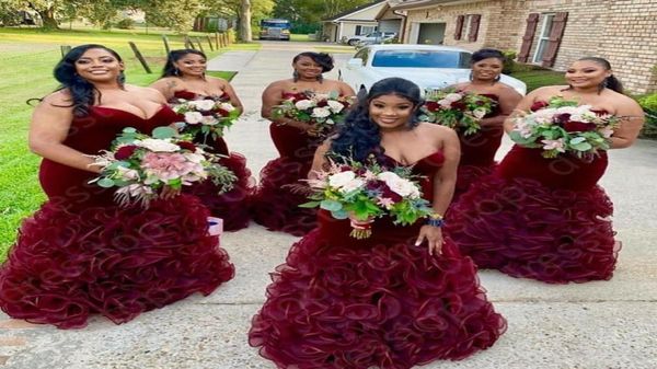 Nuevos vestidos de dama de honor africanos atractivos de terciopelo Bugundy 2020 Sirena Sweetheart con volantes en niveles Tallas grandes Vestidos de dama de honor Boda Gue6275849