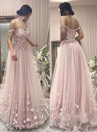 Nieuwe sexy duistere blush roze A Line Evening Jurken Weart Off Shoulder Lace Appliques 3D Flowers Crystal Beads Open Back Party Dress Prom jurken