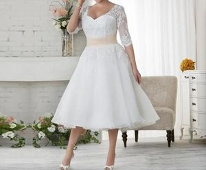 Nouvelles robes de mariée sexy à manches 1/2, plus la taille des robes de mariée en dentelle pas cher plage en mousseline de soie longueur de thé, plus la taille blanc ivoire femmes formelles