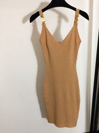 Nieuwe Sexy Vrouwen V-hals Mouwloze Gebreide Slanke Jurk Hoge Kwaliteit Vrouwelijke Gouden Knop Milan Runway Jurken Party Club Dameskleding TG1