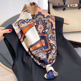 Nieuwe zijden handgevoel vierkante sjaal, vrouwelijke etnische print, gekleurde ding, professionele decoratie, warme herfst- en wintersjaal