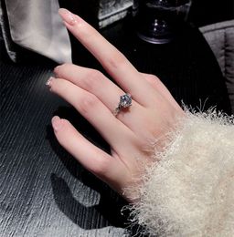 Nouvelle bague en diamant en nid d'abeille en cristal bleu incrusté d'argent luxe étincelle dames fiançailles accessoires de mariage