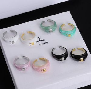 Nuevos anillos de banda simples Ins Diseño Personalidad Temperamento Bague Pareja Anillo Anello Anillo de dedo fino para mujeres Accesorios de diseñador