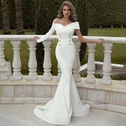 Nieuwe eenvoudige ontworpen schede -jurken zeemeermin satijn met knoppen uit schouder een lange mouw bruidsbruid jurken Vestidos de mariee 0430