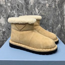 Nouvelles bottes de ski Femmes Bottes de neige Triangle Label Doublure en laine Bottines en daim Fourrure sur cuir Fond épais Chaussures chaudes d'hiver A49X #