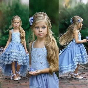 Nieuwe Sky Blue Flower Girls -jurken voor bruiloft High Low Birthday Party Spaghetti Riets Lace With Flowers Boho Tiered First Communion Dress
