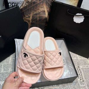 Nieuwe slippers Designer Sandalen Ladies Zomer Flat Beach Luxe Slippers Letter Drag Platform Modemerk Men Women Sandals Slippers