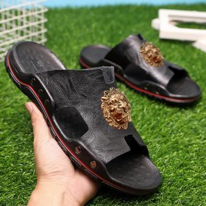 Nouvelles pantoufles pour hommes Sandales de plage masculines d'été Couvures en extérieur en extérieur Rivets Cow-Wide Flip-flop 47 48 grande taille