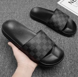 Nuevas zapatillas Sandalias de diseñador de lujo 2023 Zapatos planos de goma para la playa Al aire libre Antideslizante Jalea para interiores Amantes de hombres y mujeres