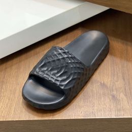 Nieuwe slippers Men Rubber Slide Summer Beach Sandaal Designer buitenshuis Platte schoenen met doos 562