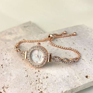 Nouvelle petite et délicate avec incrustation de diamants, luxe léger, niche médiévale, montre romaine pour femme