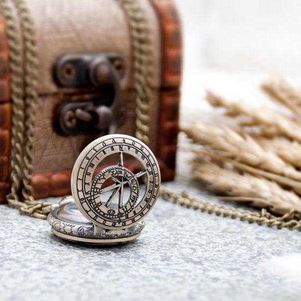 Nouvelle petite montre de poche ronde ancienne gravée Quartz 27mm collier accessoires vintage en gros édition coréenne chandail chaîne montre de mode