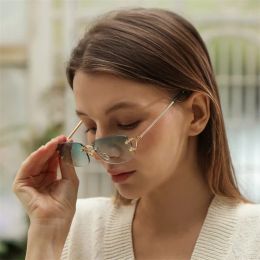 Nieuwe kleine smalle randloze zonnebril mode frameloze rechthoek getinte lens brillen zonneschermen bril voor dames heren
