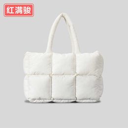 Nouveau sac en duvet de coton doux avec une grande capacité et un sac à vêtements en coton léger, sac fourre-tout en coton à la mode et simple pour les femmes 231024