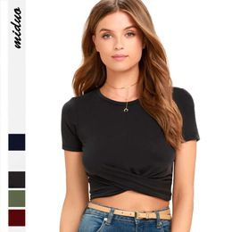Nieuwe solide kleur dames zomerronde nek mouw t-shirt fit en slanke show knop twisted ultra short top f51416
