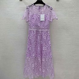 Nieuwe SP Family-jurk High-end aangepaste kant, paarse stijl slim fit, onregelmatige zoom ronde hals korte mouw rok juli